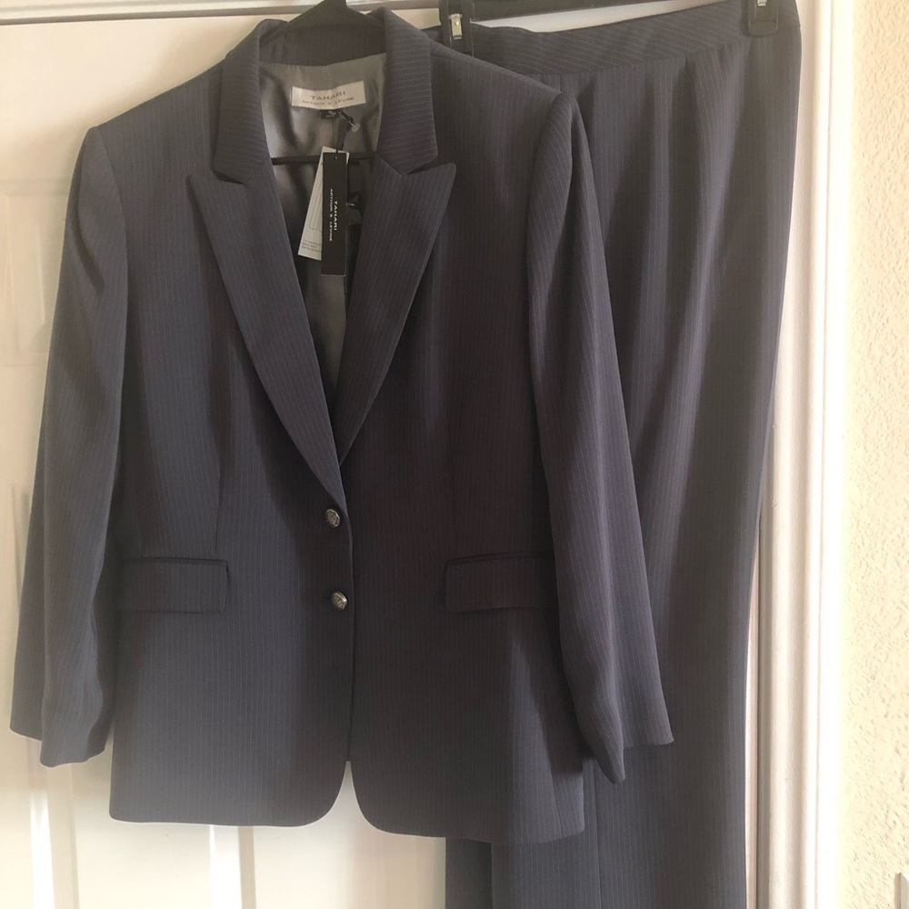 Pants suit